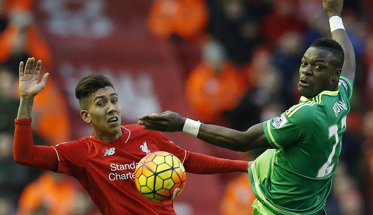 Gelandang Liverpool, Roberto Firmino, berebut bola dengan pemain Sunderland, Lamine Kone. Sementara Sunderland masih berada di zona degragasi tepatnya posisi ke-19. (Reuters/Phil Noble)