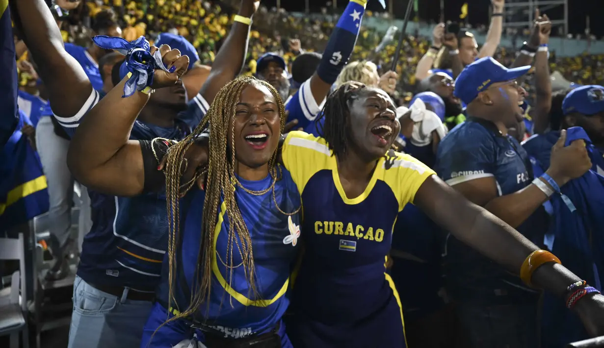 Sebelumnya diketahui, Timnas Curacao hanya butuh hasil imbang untuk bisa lolos otomatis ke Piala Dunia 2026. Tampak dalam foto, suporter Timnas Curacao merayakan hasil imbang melawan Jamaika pada Grup B Kualifikasi Piala Dunia 2026 zona CONCACAF di Independence Park Stadium, Jamaika pada 18 November 2025. (Ricardo MAKYN/AFP)