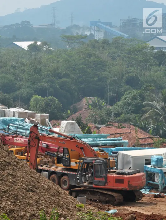 Pekerja menggunakan alat berat menyelesaikan pembangunan terowongan (tunnel) 2 proyek kereta cepat Jakarta-Bandung di Desa Bunder, Jatiluhur, Purwakarta, Jawa Barat, Sabtu (30/3). Proyek ini akan menjadikan Indonesia negara pertama di ASEAN yang memiliki kereta cepat. (merdeka.com/Iqbal Nugroho)