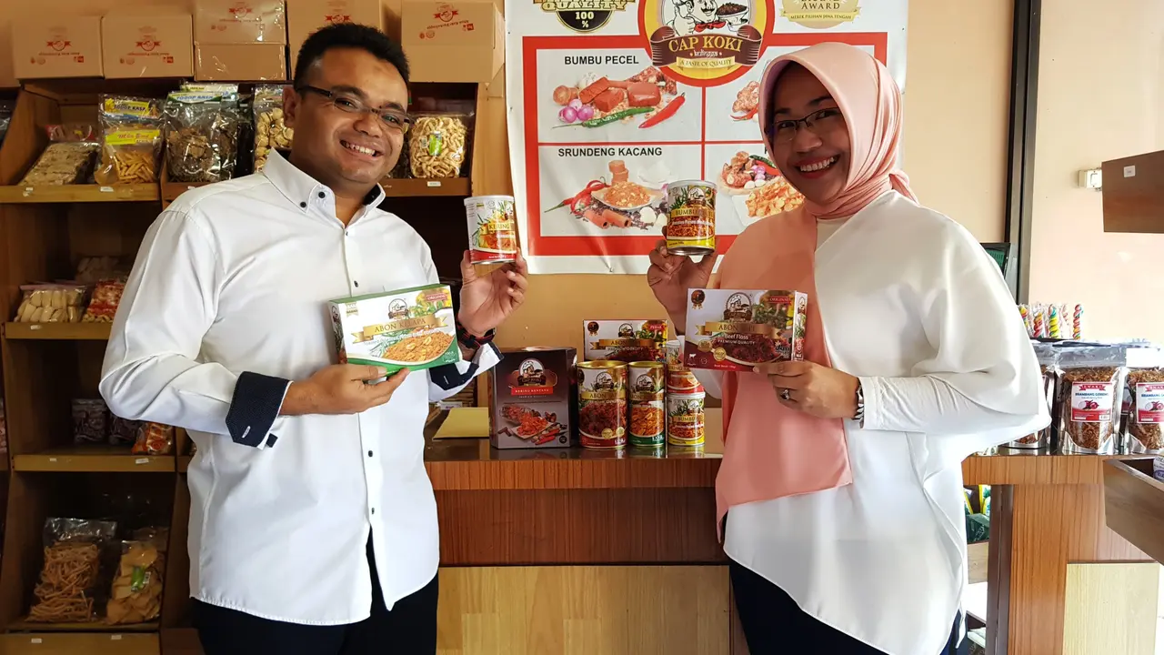 Novi dan Suami mengembangkan Abon Cap Koki hingga meraih berbagai penghargaan nasional. (Liputan6.com/Galoeh Widura)