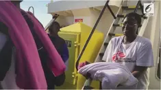 Para migran merayakan kelahiran bayi laki-laki yang terlahir di atas kapal kemanusiaan.
