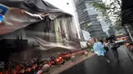 Warga berjalan di samping sebuah gedung saat angin Topan Megi melanda kota Shaoxing, Provinsi Zhejiang, Tiongkok, (28/9). Badai berkecepatan 120 Km/jam itu telah melumpuhkan aktivitas di Kota tersebut. (China Daily/via REUTERS)