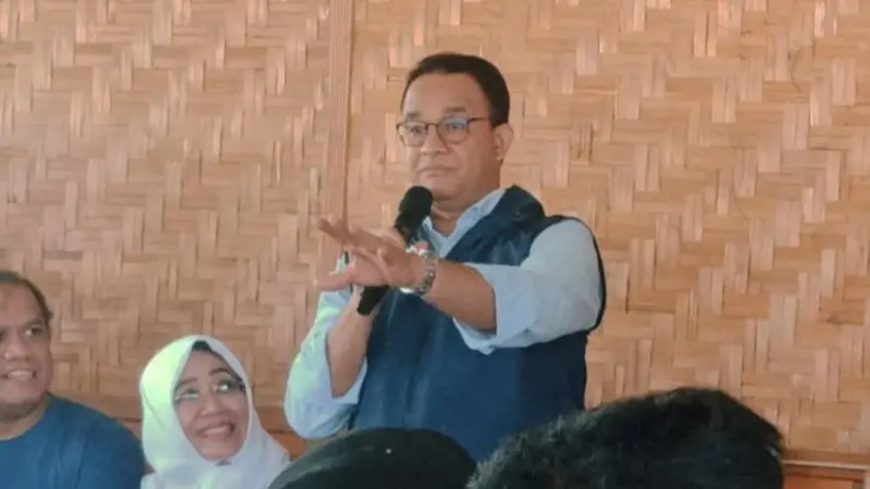 Bakal Calon Presiden dari Partai Nasdem Anies Baswedan saat berbindang dengan mahasiswa dan jurnalis di Pekanbaru.