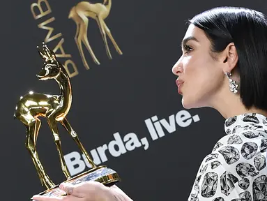 Penyanyi Inggris Dua Lipa berpose setelah menerima Penghargaan Bambi Awards ke-70 di Potsdamer Platz di Berlin (16/11). Dua Lipa meraih penghargaan kategori Music International di acara tersebut. (AFP Photo/Jens Kalaene)