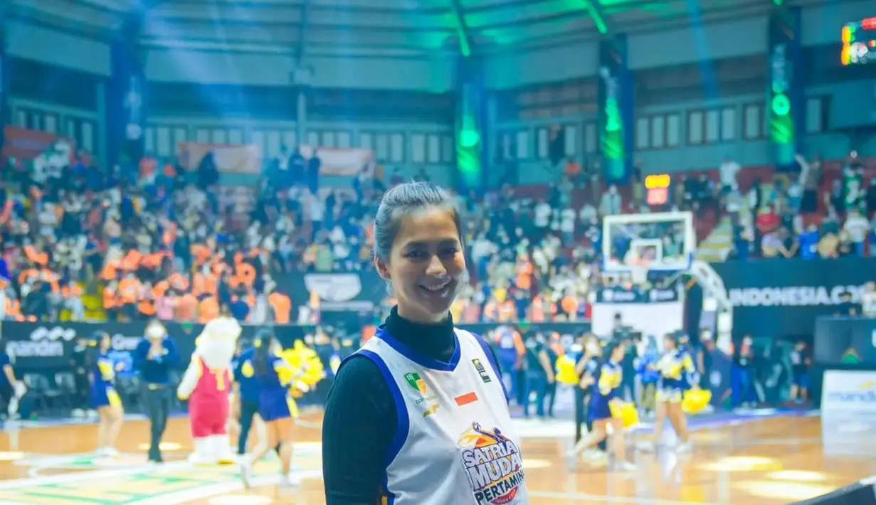 Namanya juga model papan atas, saat menonton final IBL 2022 pun, Paula Verhoeven tampil gaya dengan celana jin biru yang dipadu dengan atasan hitam polos lengan panjang. Atasan ini ditutup dengan seragam klub basket Satria Muda Pertamina. Rambutnya dicepol. Sneakers rilisan Nike bernuansa monokrom menyempurnakan penampilan Paula Verhoeven. (Foto: Instagram @baimwong).