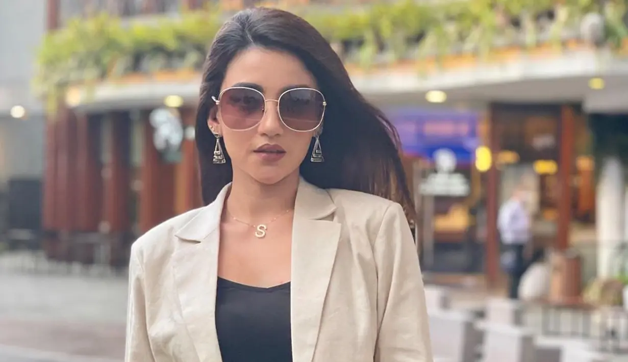 Memakai blazer berwarna beigem penampilan Tsania Marwa satu ini menjadi sorotan. Dirinya terlihat tampil dengan anting serta kalung berwarna senada namun memiliki desain minimalis. (Liputan6.com/IG/@tsaniamarwa54)