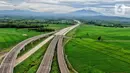 Foto udara pembangunan Gerbang Tol Ujung Jaya Utama bagian dari Tol Cileunyi-Sumedang-Dawuan (Cisumdawu) seksi enam di Kabupaten Majalengka, Jawa Barat, Rabu (28/12/2022). Kementerian Koordinator Bidang Perekonomian melalui KPPIP meninjau progress dan optimalisasi untuk akses jalan tol menuju Bandara Kertajati dan solusi antisipasi kemacetan jalan nasional Bandung ke Majalengka serta target fungsional secara keseluruhan di kwartal satu 2023 dalam mendukung arus mudik lebaran. (Liputan6.com/Angga Yuniar)