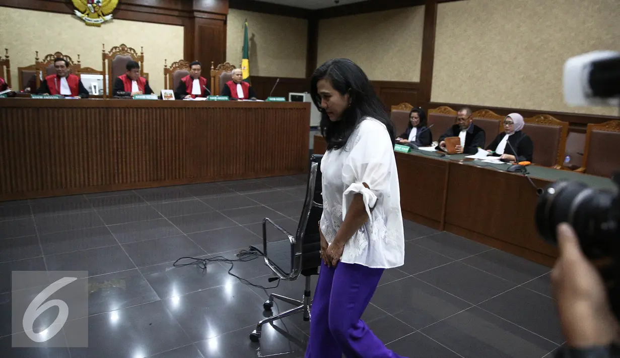 Damayanti bersiap menuju bangku yang telah disediakan di Pengadilan Tipikor, Jakarta, Senin (29/8). Damayanti akan menjalani sidang pembacaan tuntutan oleh jaksa. (Liputan6.com/Faizal Fanani)