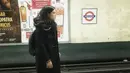 Wanita kelahiran 16 Maret 1982 ini juga mengunggah momen saat ia sedang menunggu kereta. (Foto: instagram.com/therealdisastr)