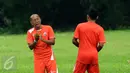 Pelatih Persija, Bambang Nurdiansyah (kiri) berbincang dengan pemainnya jelang laga lawan Pra PON DKI Jaya di NYTC Sawangan, Depok, Selasa (8/12/2015). Laga ini persiapan jelang babak 8 besar Piala Jenderal Sudirman. (Liputan6.com/Helmi Fithriansyah)