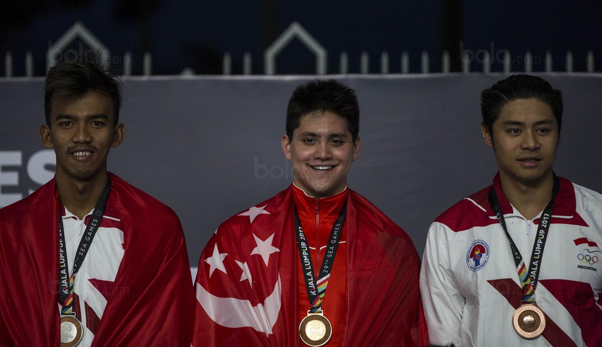 Perenang Singapura, Joseph Schooling, meraih emas SEA Games cabang renang nomor 200 meter kupu-kupu di National Aquatic Stadium, Kuala Lumpur, Rabu (23/8/2017). Posisi kedua dan ketiga diraih wakil Indonesia. (Bola.com/Vitalis Yogi Trisna)