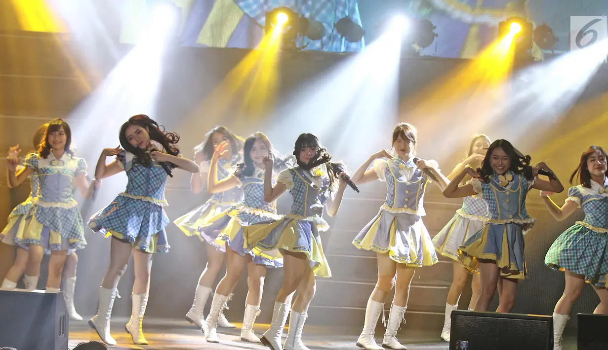 Aksi panggung member JKT 48 saat menghibur penonton dalam acara 'JKT48 Request Hour Setlist Best 30 2017', Jakarta, Sabtu (4/11). Para fans memilih 30 lagu dari antara seluruh lagu yang ada dengan cara voting. (Liputan6.com/Herman Zakharia)