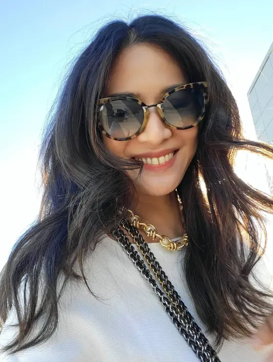 Selain untuk menghindari paparan sinar matahari, kacamata menjadi salah satu fashion item yang tak boleh terlewatkan bagi Dian Sastrowardoyo. Mengenakan kacamata dengan frame besar dan rambut terurai, ia tampak makin memesona.(Liputan6.com/IG/@therealdisastr)