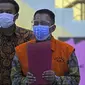 Mantan Direktur Pemeriksaan dan Penagihan Dirjen Pajak tahun 2016-2019, Angin Prayitno Aji (kanan) usai pemeriksaan di Gedung KPK, Jakarta, Rabu (18/8/2021). Angin Prayitno Aji merupakan tersangka penerimaan suap dalam penyesuaian pajak tiga perusahaan wajib pajak. (Liputan6.com/Helmi Fithriansyah)