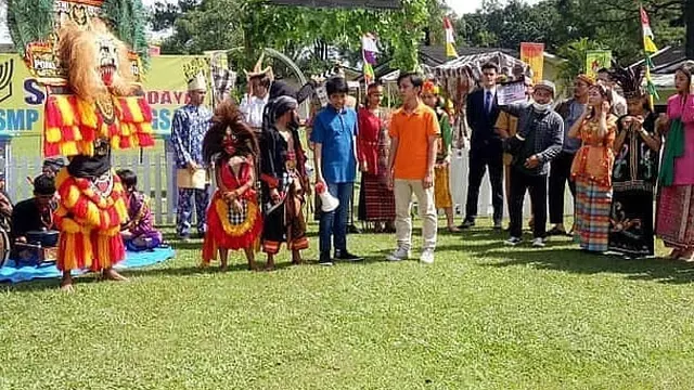 6 Potret Pemain Dari Jendela SMP Pakai Baju Adat, Curi Perhatian