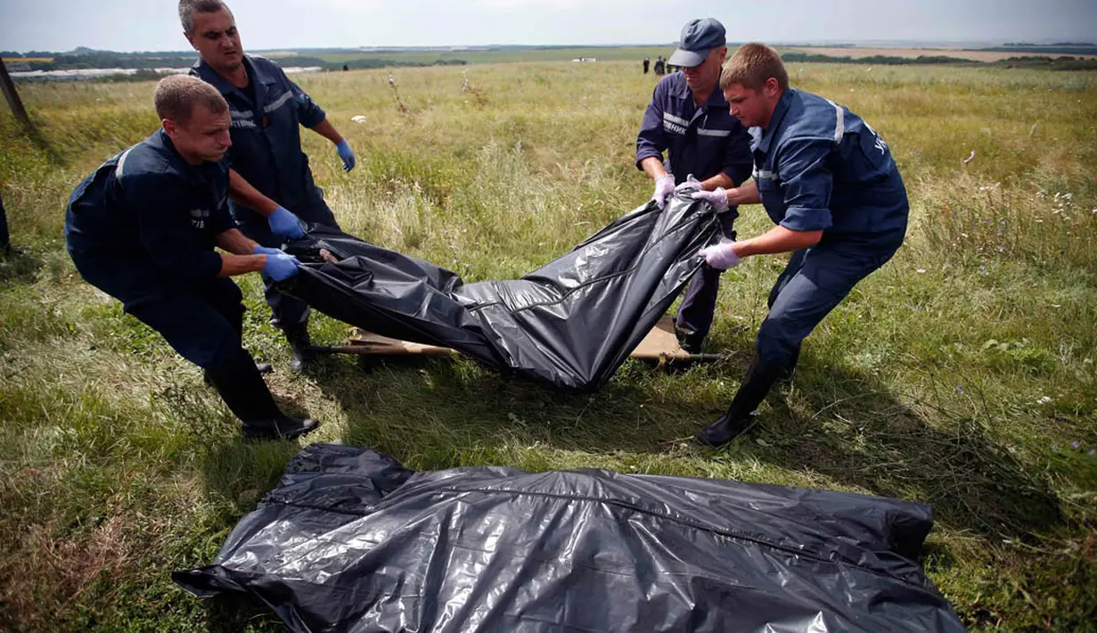 Petugas dari Ukraina mengangkat jenazah korban kecelakaan pesawat Malaysia Airlines MH17 di Grabovo, Donetsk, Ukraina (REUTERS/Maxim Zmeyev) 