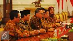 Ketua MPR Zulkifli Hasan, beserta sejumlah Wakil Ketua yang terdiri dari MPR Oesman Odang Sapta, Hidayat Nur Wahid, Mahyudin, dan EE Mangindaan‎ saat menggelar pertmuan dengan Presiden Jokowi di Istana, Jakarta, Selasa (24/1). (Liputan6.com/Angga Yuniar)