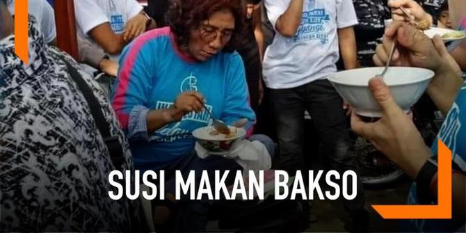 VIDEO: Gaya Santai Susi Pudjiastuti Makan Bakso Pinggir Jalan