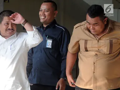 Bupati Bengkalis Amril Mukminin (kiri) berjalan usai menjalani pemeriksaan oleh penyidik di Gedung KPK, Jakarta, Selasa (26/2). Amril diperiksa sebagai saksi untuk tersangka Dirut PT Mawatindo Road Construction, Hobby Siregar. (Merdeka.com/Dwi Narwoko)