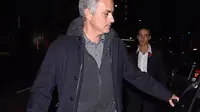Jose Mourinho usai makan malam bersama keluarga. (Daily Mail)