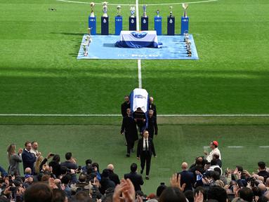 Peti mati mantan presiden FC Porto, Jorge Nuno Pinto da Costa dibawa keluar dari stadion Dragao setelah upacara penghormatan di Stadion Dragao, Porto, Portugal pada 17 Februari 2025. Pinto da Costa, menjabat sebagai presiden FC Porto dari tahun 1982 hingga 2024 dan meninggal dunia pada usia 87 tahun. (AFP/Miguel Riopa)