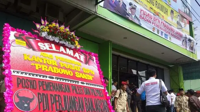 Bunga dari PDIP saat Posko Prabowo-Sandiaga diresmikan di Solo. (Merdeka.com)