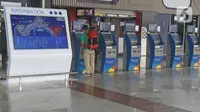 Aktivitas penumpang di terminal keberangkatan 1A Bandara Internasional Soekarno Hatta, Tangerang, Sabtu (28/3/2020). PT Angkasa Pura II (Persero) akan membatasi kegiatan di Terminal 1 dan 2 Bandara Soetta mulai 1 April 2020 terkait meluasnya kasus virus Corona.  (Liputan6.com/Herman Zakharia)