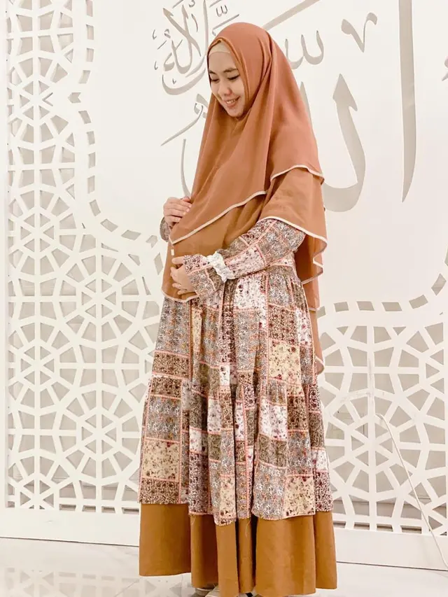 Hamil Anak Ke-4, Ini 6 Potret Oki Setiana Dewi Pamer Baby Bump