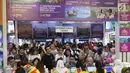 Antrean pengunjung memesan tiket pada agen perjalanan saat Garuda Indonesia Travel Fair (GATF) 2018 di Jakarta Covention Centre, Jumat (5/4). GATF memiliki tawaran ke 68 destinasi di Indonesia dan 22 destinasi internasional. (Liputan6.com/Angga Yuniar)