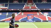 Bintang Brasil, Neymar, melempar senyum saat diperkenalkan sebagai pemain baru PSG di Stadion Parc des Princes, Paris, Jumat (4/8/2017). Neymar didatangkan dari Barcelona dengan harga 222 juta euro. (AFP/Philippe Lopez)