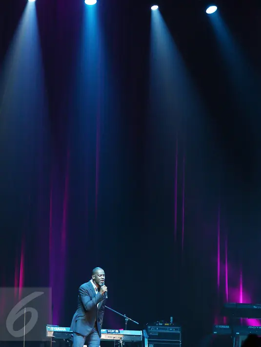 Penampilan penyanyi Brian McKnight di atas panggung konser The 90's Soul Ace di kawasan Kasablanka, Jakarta, Kamis (8/12). Konser ini berhasil mengajak penonton bernostalgia sambil mengobati kerinduan akan musik tahun 90-an. (Liputan6.com/Herman Zakharia)