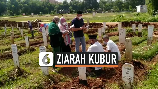 VIDEO: Warga Lakukan Ziarah Kubur di TPU Khusus Jenazah Covid-19