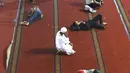 Sejumlah orang beristirahat di dalam Masjid Istiqlal, Jakarta, Kamis (17/5). Di Masjid Istiqlal ini ada sekitar 4000 kotak makanan yang dibagikan per harinya pada Ramadan tahun ini. (Liputan6.com/Immanuel Antonius)