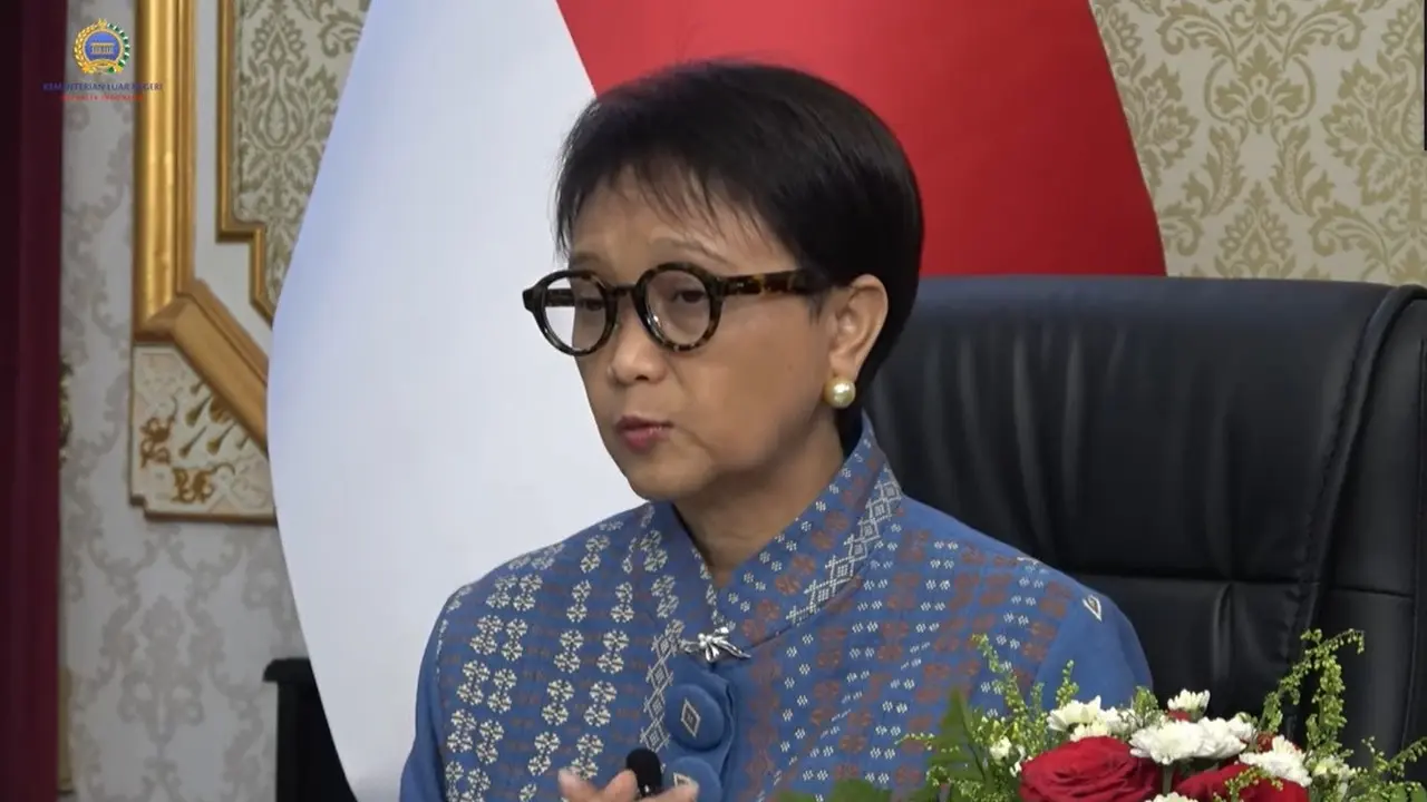 Menteri Luar Negeri RI Retno Marsudi dalam pernyataan pers usai pertemuan OKI, Rabu (18/10/2023). (Liputan6/Benedikta Miranti)