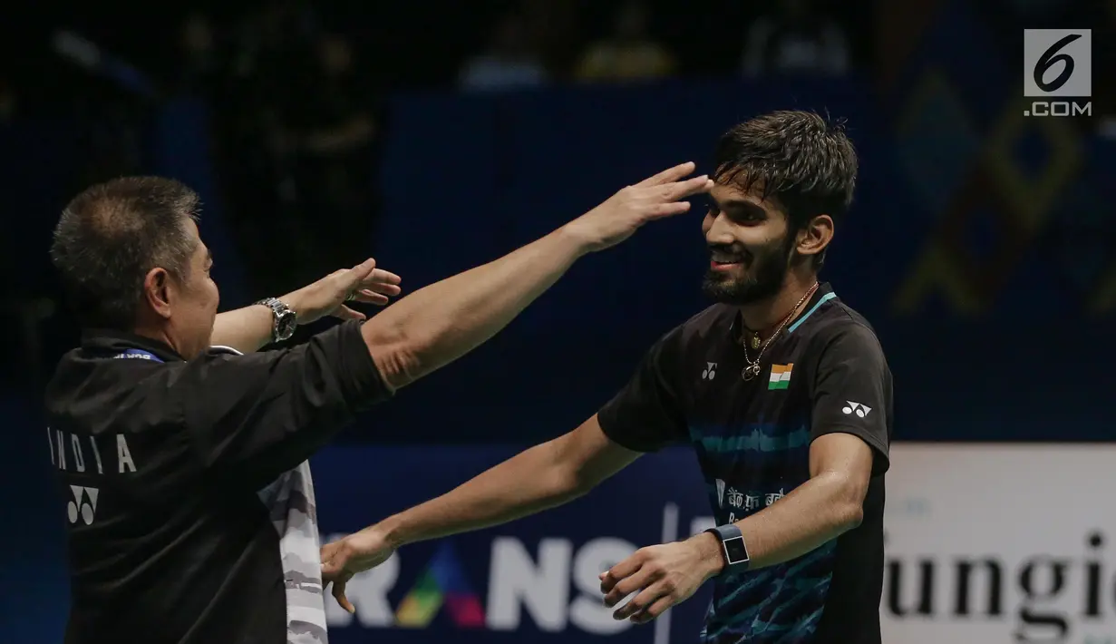 Tunggal Putra India Kidambi Srikanth menghampiri pelatinya usai memenangkan final BCA Indonesia Open 2017 melawan tunggal putra Jepang Kazumasa Sakai di Jakarta, Minggu (18/6). Kidambi Srikanth menang dengan skor 21-11, 21-19. (Liputan6.com/Faizal Fanani)