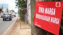 Sebuah protes warga terhadap pembangunan flyover terpasang di pinngir jalan kawasan Tanjung Barat, Jakarta, Rabu (15/7/2020). Dalam poster protes tersebut, warga menuntut agar pembayaran pelunasan pembebasan lahan segera diselesaikan secara serentak. (Liputan6.com/Immanuel Antonius)