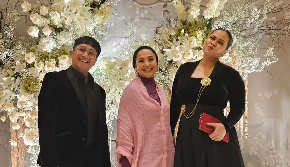 Okky Lukman tampil elegan dengan kebaya velvet hitam dipadukan bros keemasan panjang serta rok warna serasi.[@irfanhakim75]