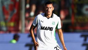 Aksi Jay Idzes bersama Sassuolo saat bertandang ke markas Cremonese dalam laga pekan kedua Serie A 2025/2025, Jumat (29/8/2025). (Instagram Jay Idzes)
