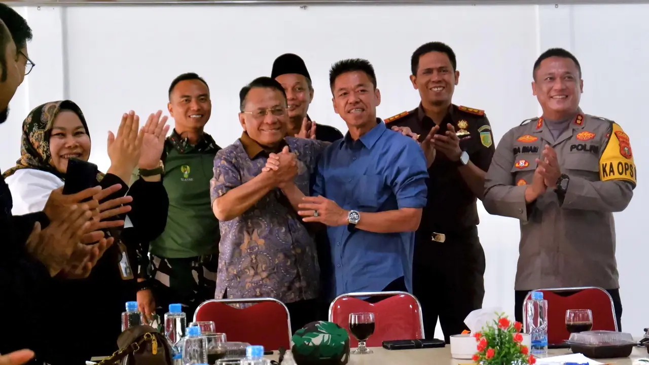 2 kontestan Pilkada 2024 di Rokan Hilir bersalaman untuk sepakat mewujudkan pesta demokrasi damai.
