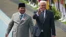 Presiden Republik Federal Jerman, Frank-Walter Steinmeier (kanan) melambaikan tangan saat memeriksa pengawal kehormatan bersama Presiden Republik Indonesia, Prabowo Subianto saat upacara penyambutan menjelang pertemuan mereka di Istana Merdeka, Jakarta, Senin 15 Juni 2026. (AP Photo/Achmad Ibrahim)
