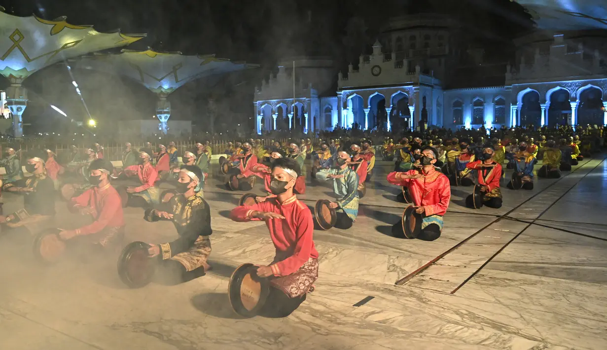 Penari membawakan tarian tradisional Rapa'i Geleng saat pembukaan Festival Ekonomi Syariah Sumatera di depan Masjid Raya Baiturrahman, Banda Aceh, Aceh, 4 Agustus 2022. (Chaideer MAHYUDDIN/AFP)