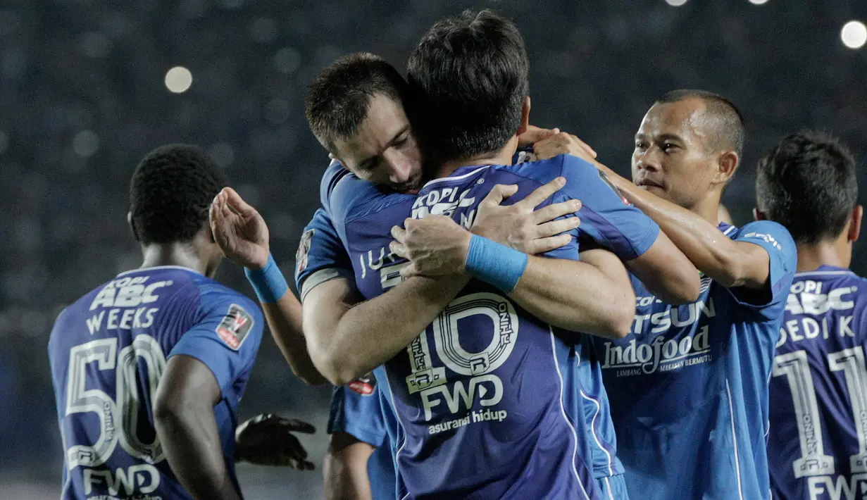 Bek Persib, Vladimir Vujovic, memeluk Ahmad Jufriyanto usai membobol gawang PSM pada laga Piala Presiden 2017 di Stadion Si Jalak Harupat, Jawa Barat, Senin (6/2/2017). Persib menang 1-0 atas PSM. (Bola.com/Peksi Cahyo) 