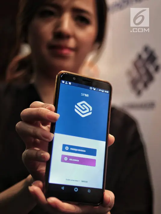 Model menunjukkan aplikasi SIPMI saat peluncuran di Jakarta, Kamis (27/12). Aplikasi ini dirancang untuk memudahkan pekerja migran Indonesia untuk mengakses layanan prosedural dan informasi resmi pemerintah. (Liputan6.com/Faizal Fanani)