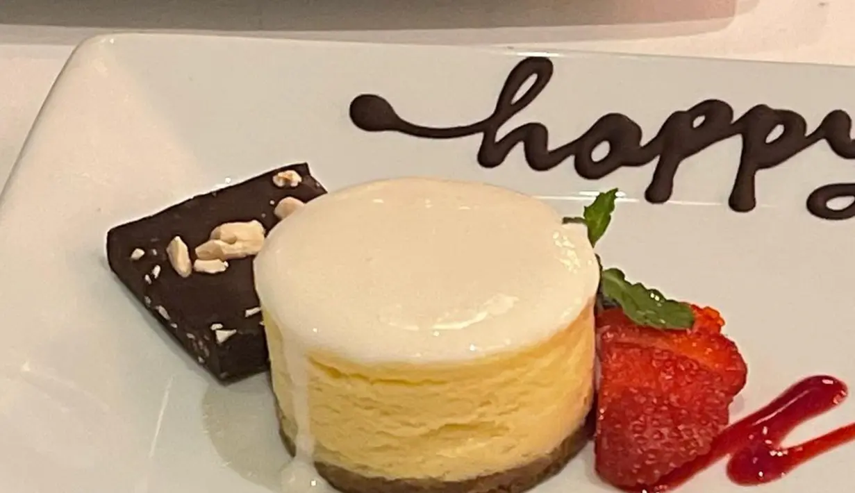 Dinner romantis di hari anniversary pernikahan, kue simpel dengan tulisan happy anniversary jadi sajian yang istimewa. Habiskan waktu berdua di hari ulang tahun pernikahan, Ashilla dan Heisel Bolang seperti kembali ke momen masa pacaran. Satu tahun menikah, ucapan selamat atas pernikahan pasangan muda ini ramai dibubuhkan warganet dan sahabat keduanya. (Liputan6.com/IG/@zhrtiaraashilla)