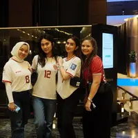 Melalui akun Instagram pribadinya, Azizah Salsha membagikan potretnya bersama para WAGs lainnya. Mereka tampil kompak mengenakan jersey Timnas. [@acadumpie]