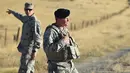 Anggota militer dikerahkan ke lokasi jatuhnya pesawat mata-mata Amerika Serikat U-2 "Dragon Lady" saat menjalani sesi latihan di Sutter, California, Selasa (20/9). Seorang pilot tewas sementara satu lainnya cedera akibat kecelakaan itu. (JOSH Edelson/AFP)
