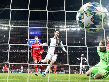 Pemain Juventus Cristiano Ronaldo (tengah) mencetak gol ke gawang Bayer Leverkusen pada pertandingan Grup D Liga Champions di Bay Arena, Leverkusen, Jerman, Rabu (11/12/2019). Gol Ronaldo dan Higuain bawa Juventus menang 2-0. (AP Photo/Martin Meissner)