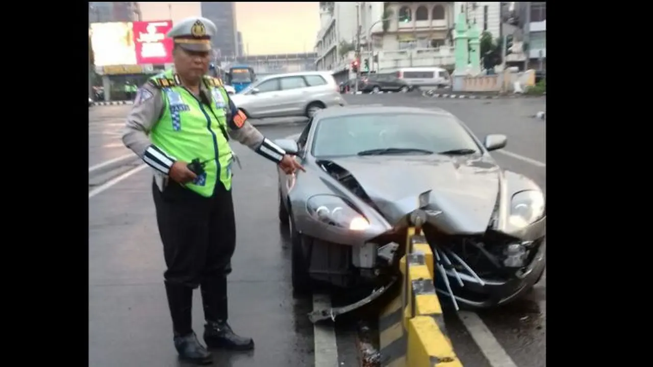 Aston Martin DB9 tabrak separator busway di kawasan Harmony.