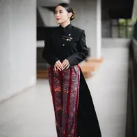 Prilly Latuconsina tampil mengenakan kebaya janggan yang dimodifikasi menjadi model crop dengan train pendek. Dipadukan bawahan celana panjang motif batik warna merah. [@prillylatuconsina96]