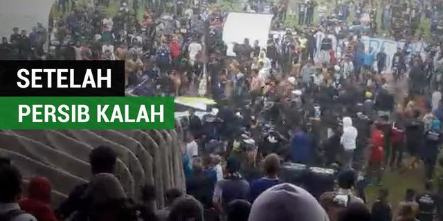VIDEO: Flare dan Rusuh Setelah Persib Kalah dari Perseru